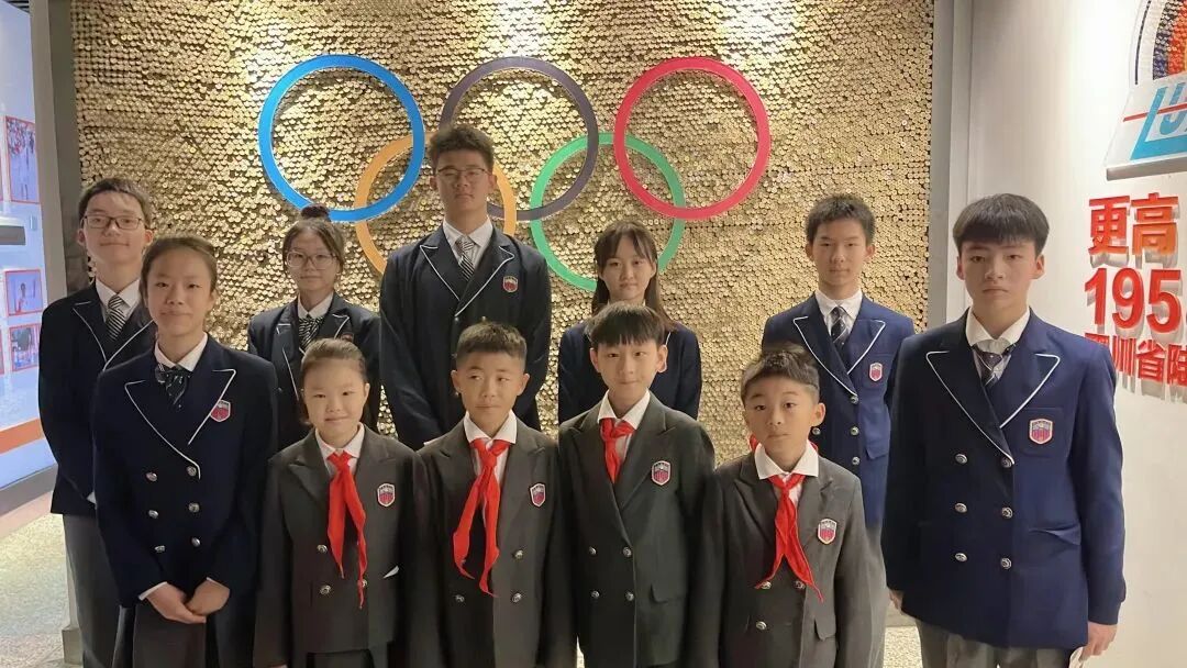 新川学子从这面“冠军墙”，学到了敢于亮枪的冠军气质！