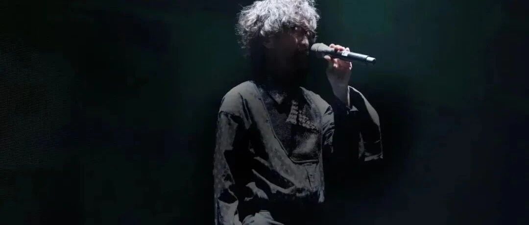 52岁昔日歌王现状曝光：曾暴瘦40斤，街边卖唱无人理，他怎么混得这么惨？