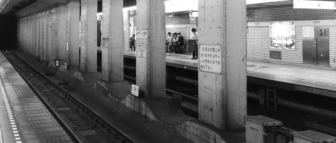 地铁挤满“银发打工人”、码农赚得不如KTV服务员，我在国外当社畜