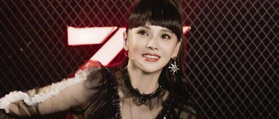 52岁伊能静“同情”梅艳芳引热议：不懂我的苦，就别随意评价我！