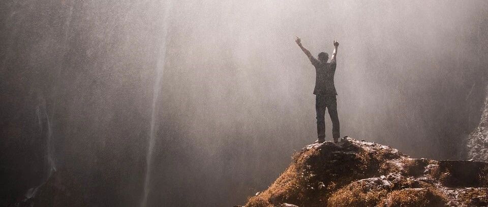 “我太难了!”打工人崩溃大哭上热搜：为什么成年人的生活这么难?