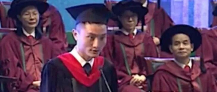 10年前，那个用「脚」高考轰动全国的文科状元，如今怎样了？