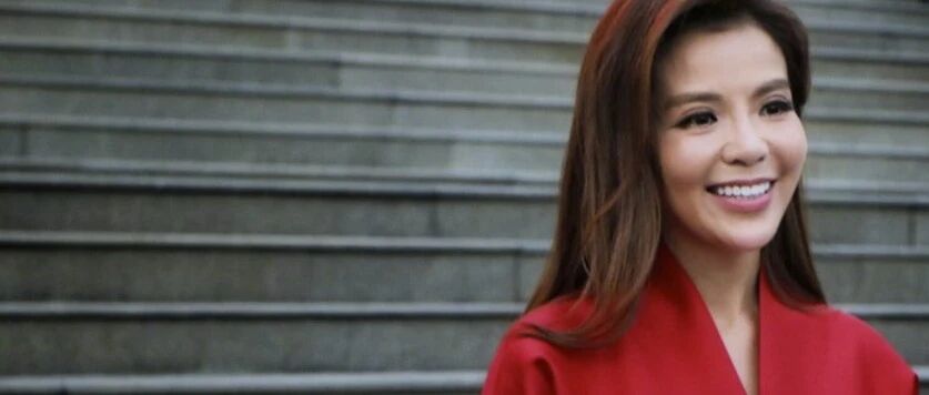 17岁当厕所清洁工，27岁成央视主持人，她曾两度患癌却死里逃生，嫁给大8岁丈夫恩爱至今：每一次，她都为自己全力以赴！