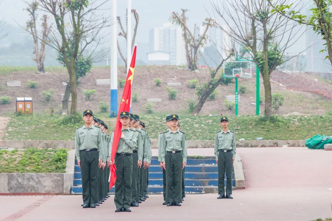 文明之风徐徐吹，礼仪之花朵朵开 |经管校举行十三周升旗仪式(图2)