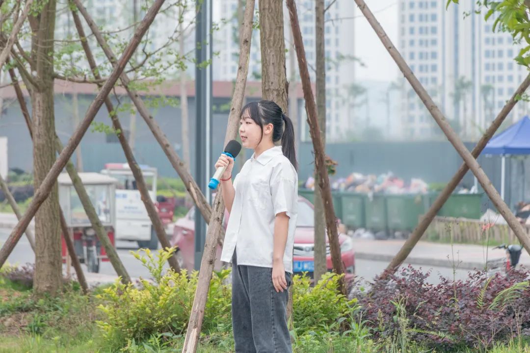 文明之风徐徐吹，礼仪之花朵朵开 |经管校举行十三周升旗仪式(图1)