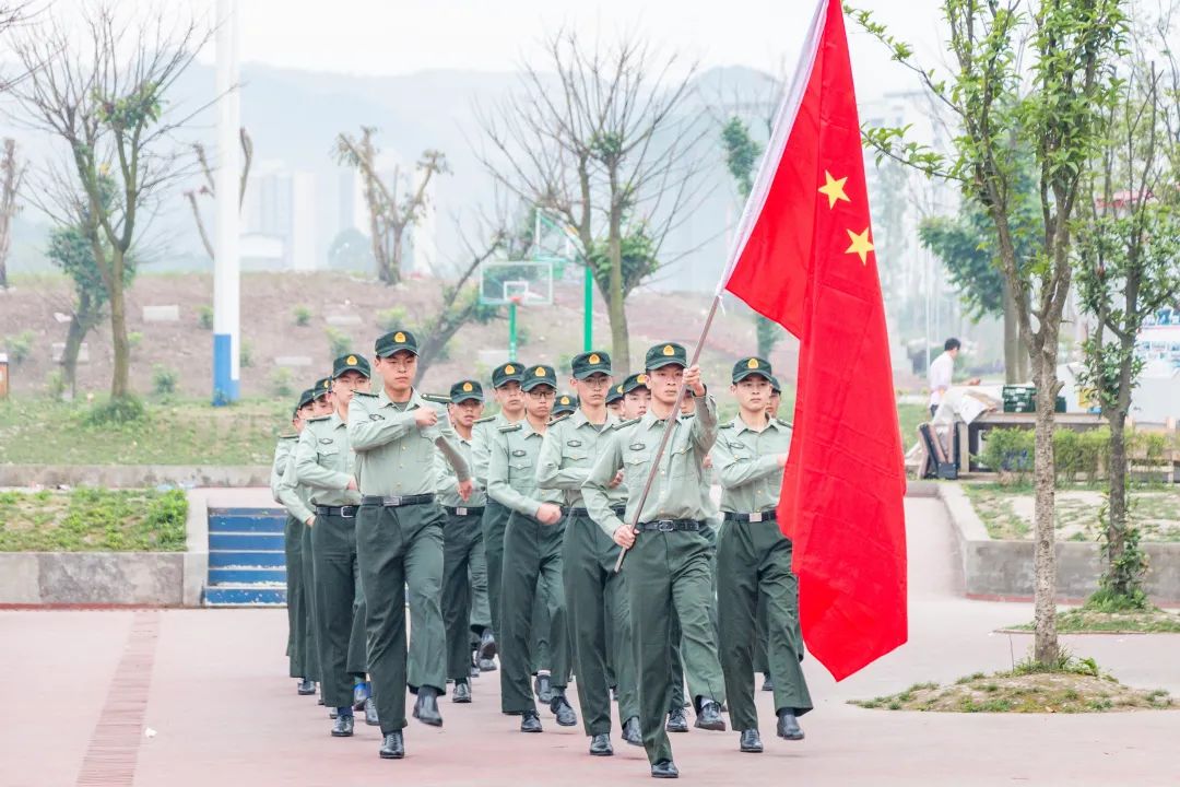 文明之风徐徐吹，礼仪之花朵朵开 |经管校举行十三周升旗仪式(图3)