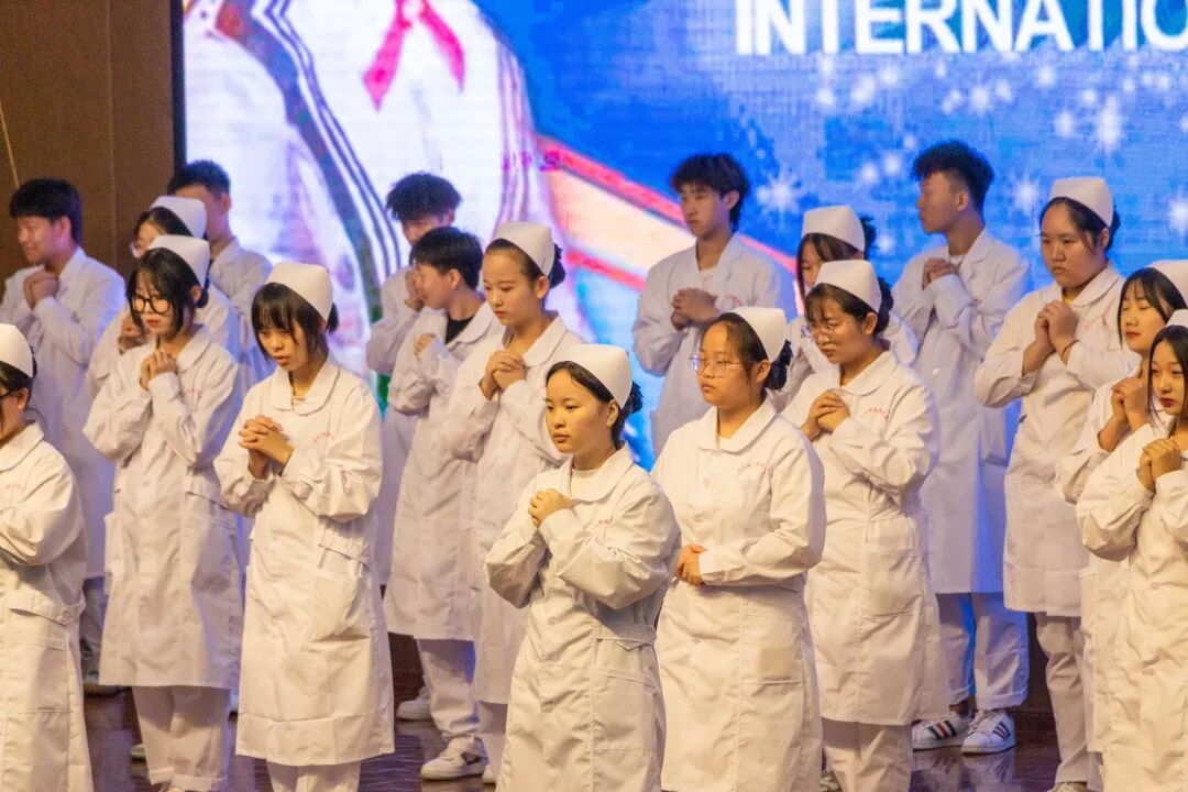 我校举行“人间天使  生命同行  5·12 国际护士节活动暨2020级护理专业学生授帽仪式”(图34)