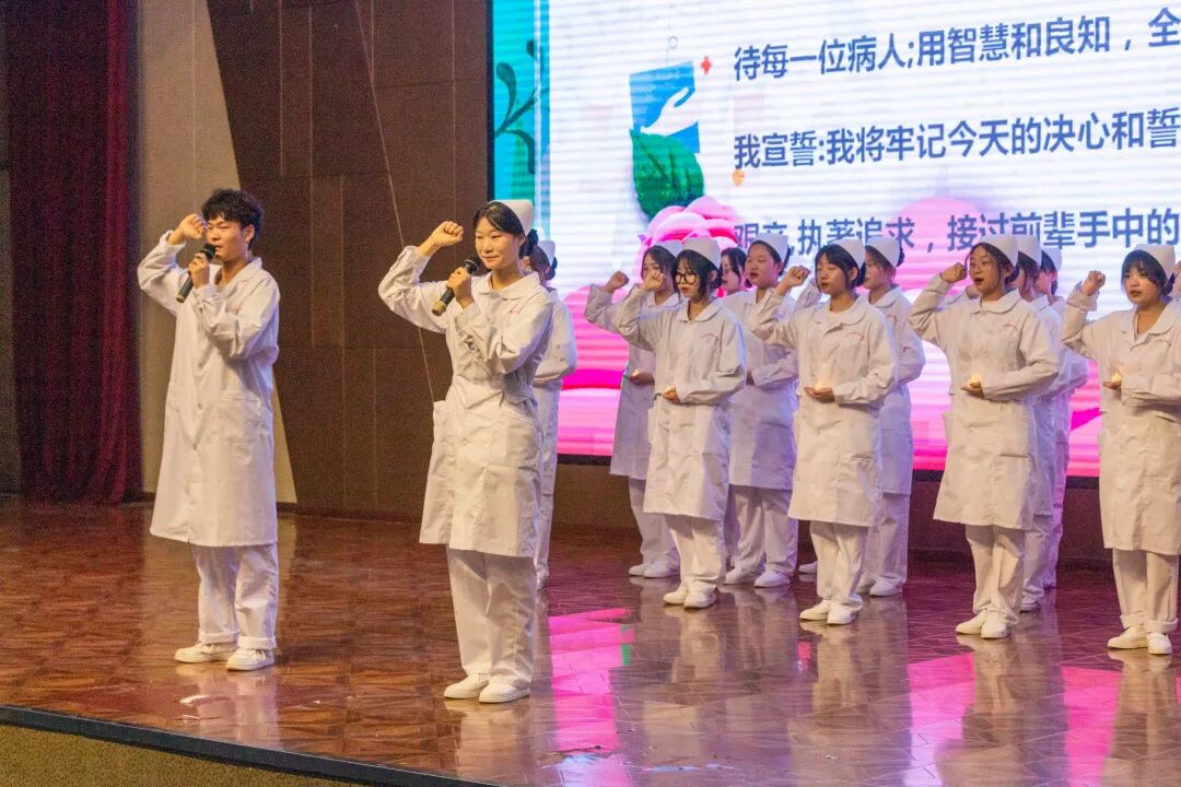 我校举行“人间天使  生命同行  5·12 国际护士节活动暨2020级护理专业学生授帽仪式”(图14)