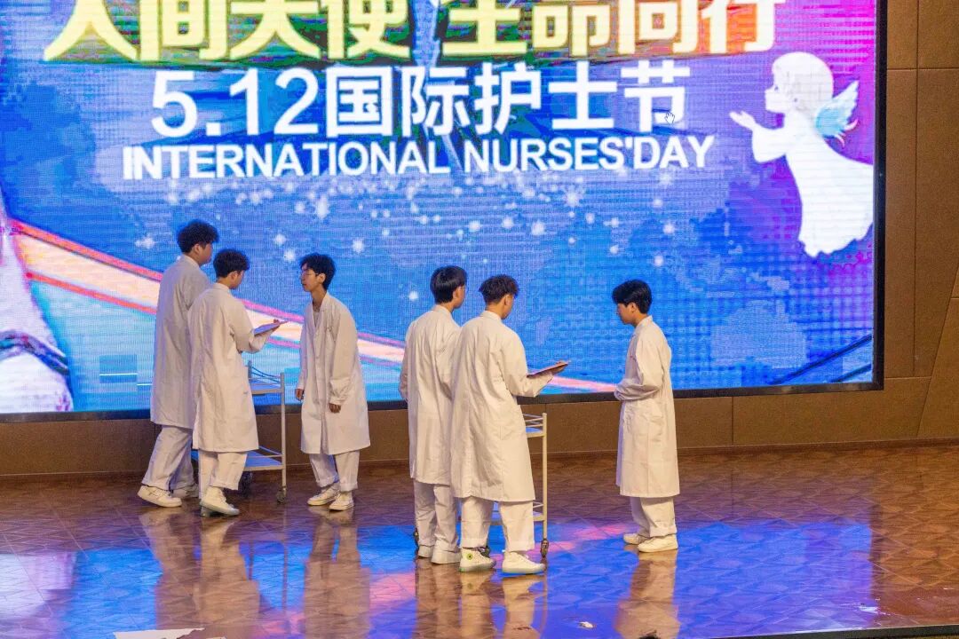 我校举行“人间天使  生命同行  5·12 国际护士节活动暨2020级护理专业学生授帽仪式”(图30)