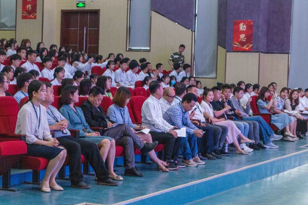 我校举行“人间天使  生命同行  5·12 国际护士节活动暨2020级护理专业学生授帽仪式”(图2)