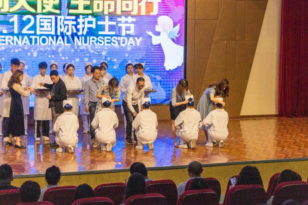 我校举行“人间天使  生命同行  5·12 国际护士节活动暨2020级护理专业学生授帽仪式”(图11)