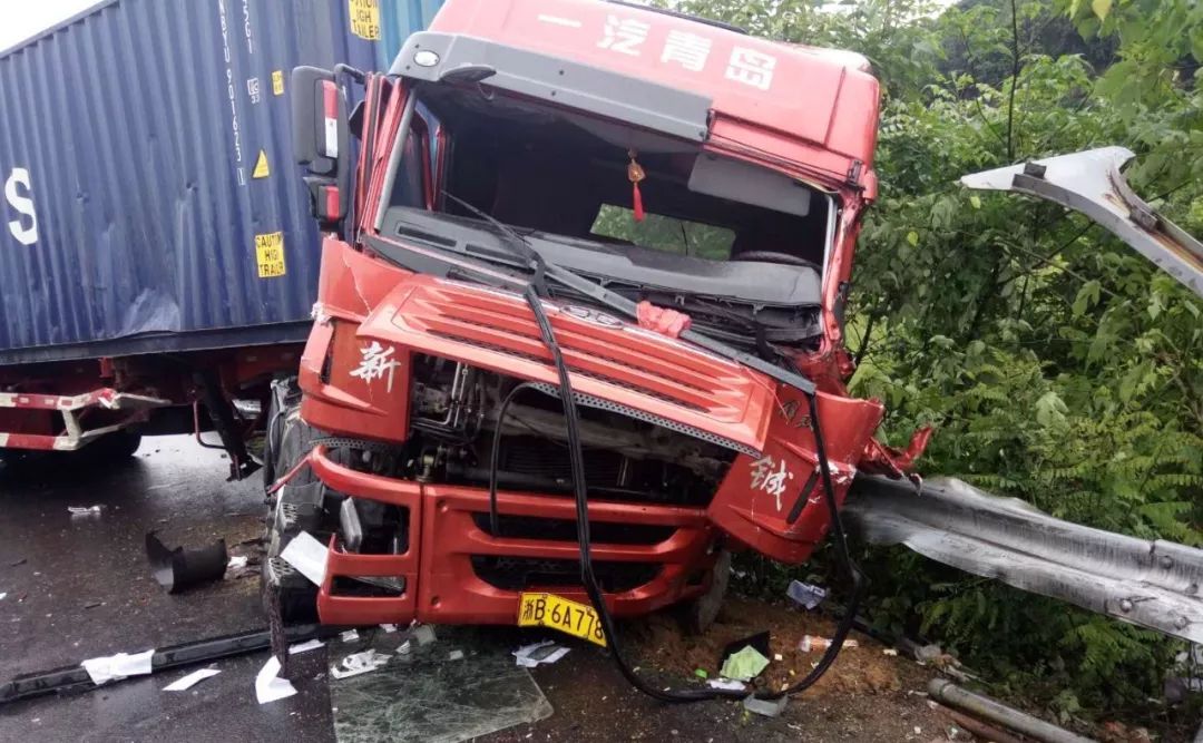 当小编赶到事故现场时,大货车还横在道路中央,占据了两个车道,车头撞