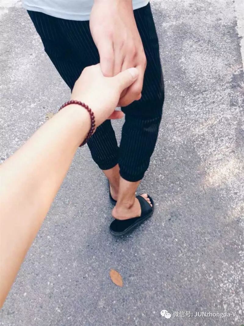 列兵何云杰和女友牵手照片.