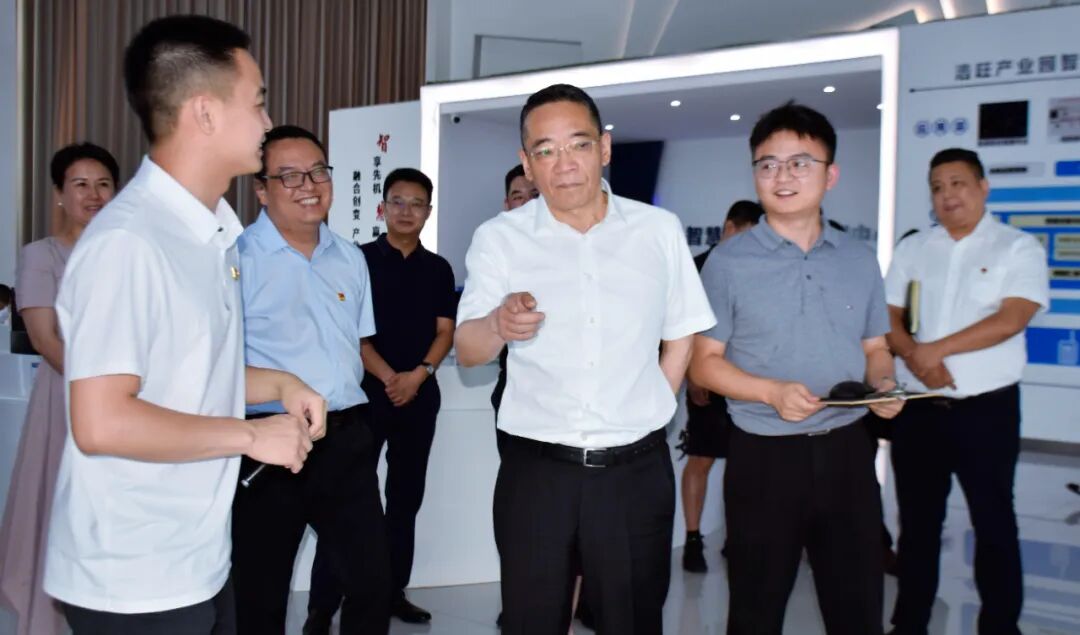 严卫东与陪同人员深入交流