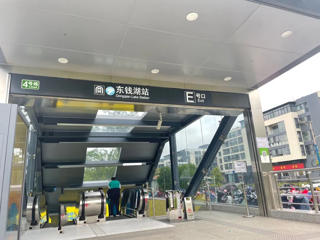 习惯从东钱湖地铁站点e出口出来后,听众苏先生每日下班,这条河道是被