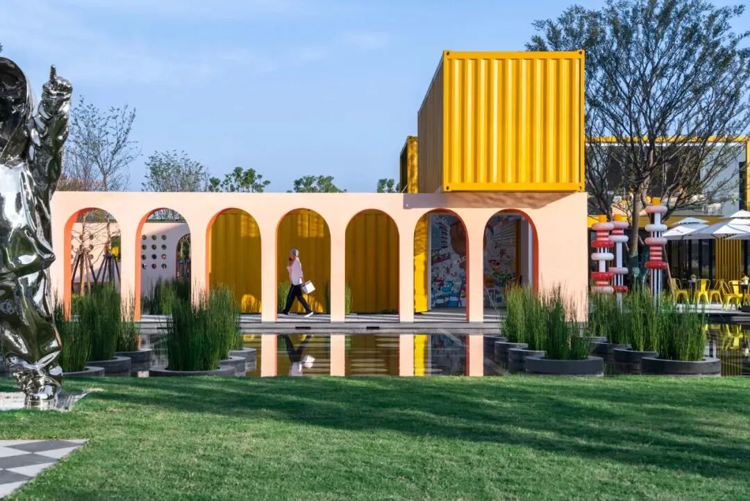 南京保利江汇内有一个艺术与潮流一体的集装箱售楼处