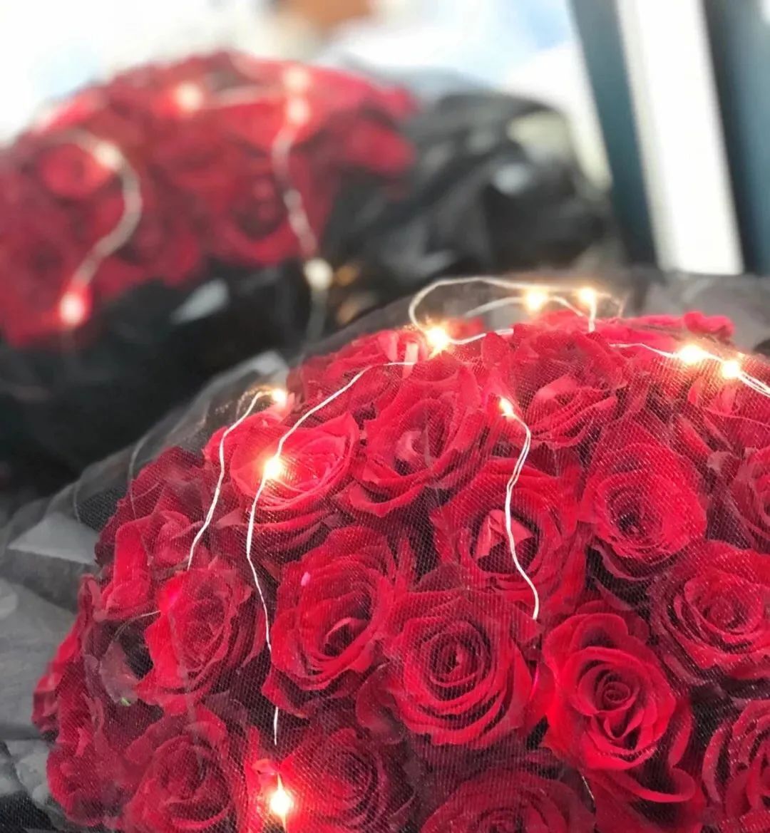 春节通用｜遇见花店｜19朵玫瑰礼盒｜用鲜花来表达爱意！