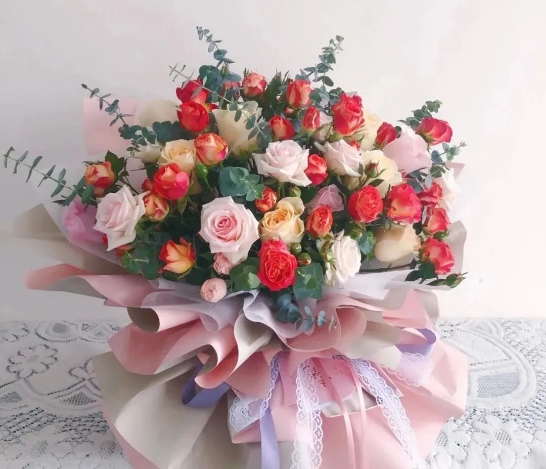 春节通用｜遇见花店｜19朵玫瑰礼盒｜用鲜花来表达爱意！