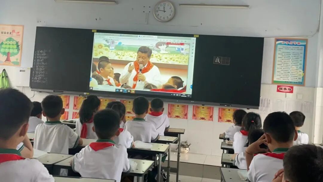 "从幼儿园到小学,不是翻山越岭.
