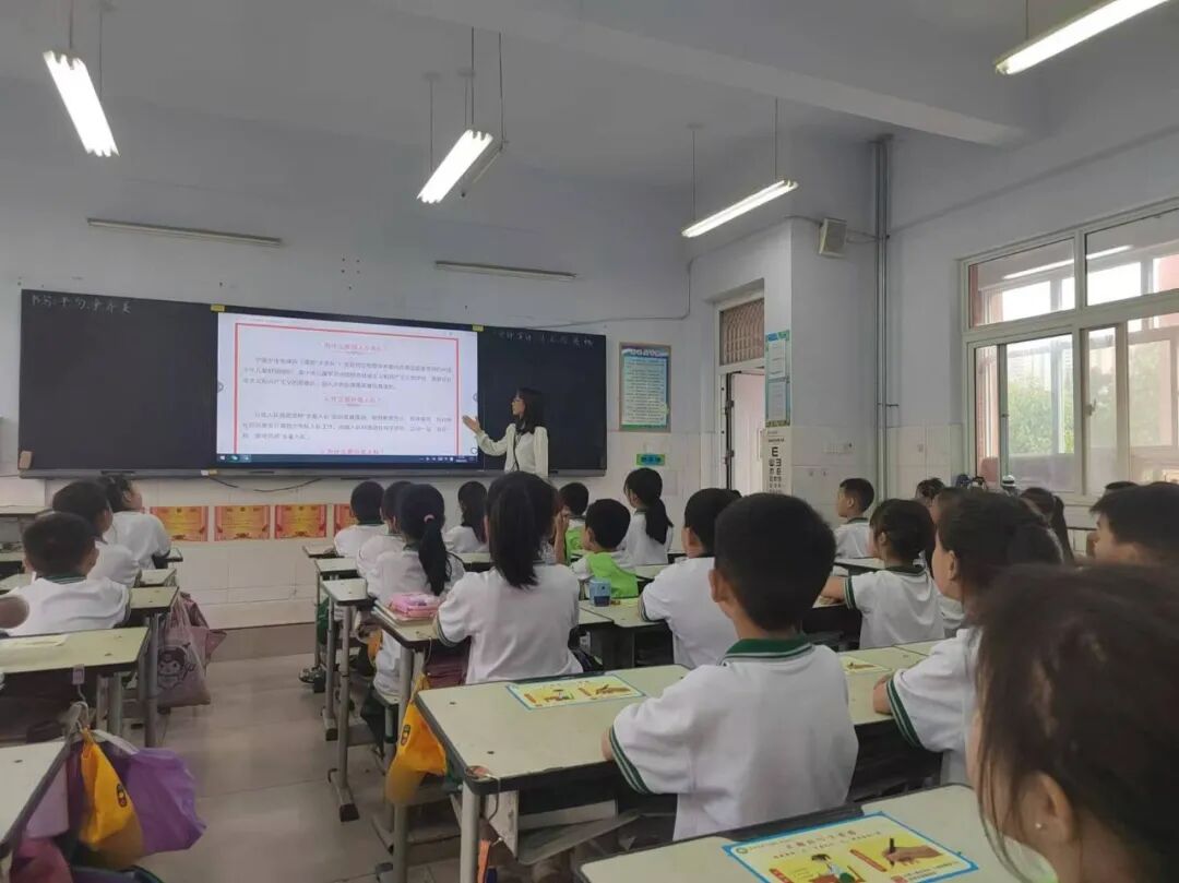 幼小科学衔接强调的是幼儿园和小学的双向衔接,幼儿园和小学要同步