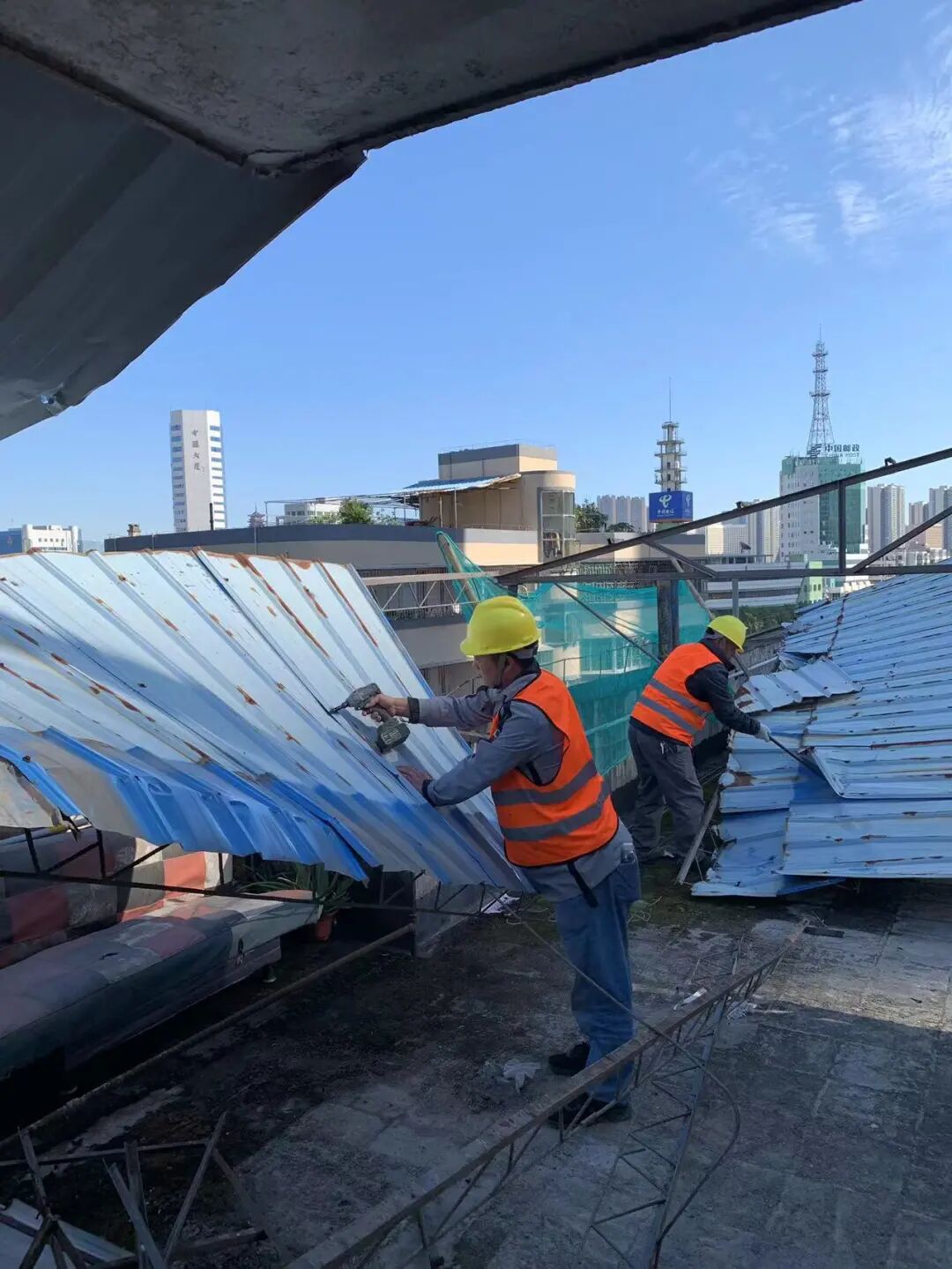 快速拆除破旧雨棚切实消除隐患
