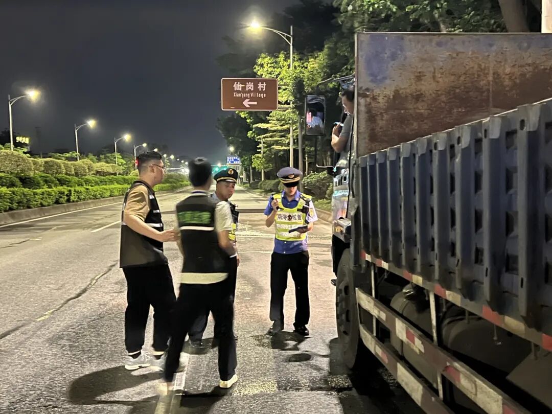 行动中,联合执法组在桂丹路设卡查车,高效协作配合,对过往渣土运输