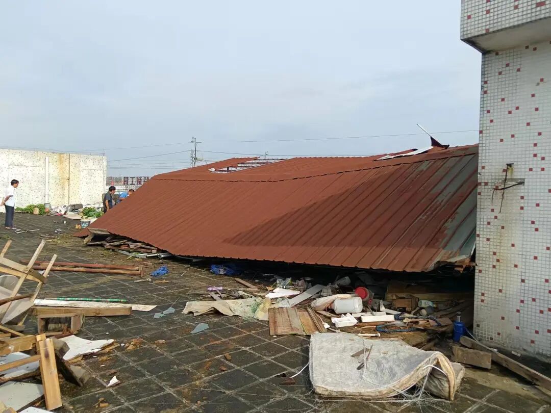 陈年铁皮盖在楼顶大风一吹后果不堪设想