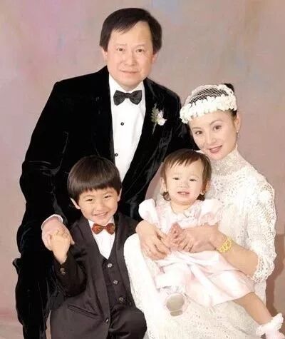 干儿子藏衣柜？突然被抓只穿内衣，谎称一起买衣绝没出轨？法庭上演亲密戏证清白？（组图） - 11