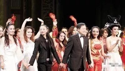 干儿子藏衣柜？突然被抓只穿内衣，谎称一起买衣绝没出轨？法庭上演亲密戏证清白？（组图） - 13