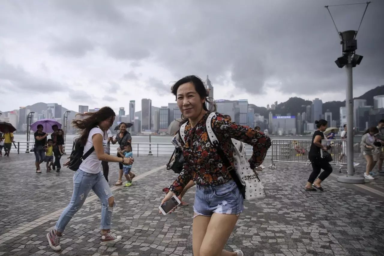强台风 天鸽 来袭 香港发出5年来首个 十号飓风 信号