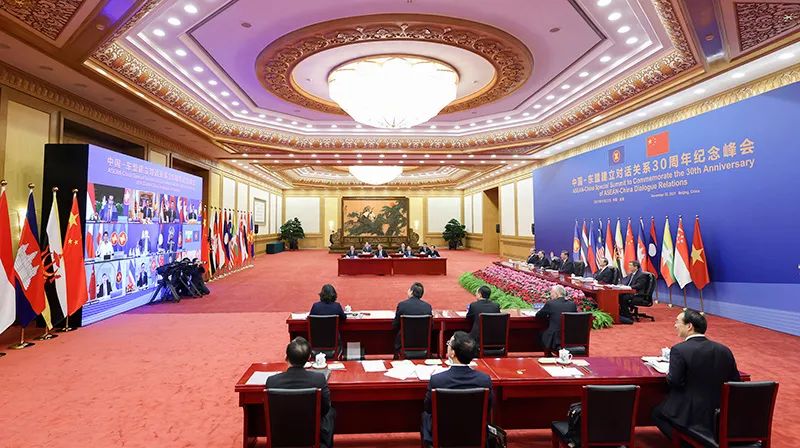 习近平出席并主持中国－东盟建立对话关系30周年纪念峰会 正式宣布建立中国东盟全面战略伙伴关系(图4)