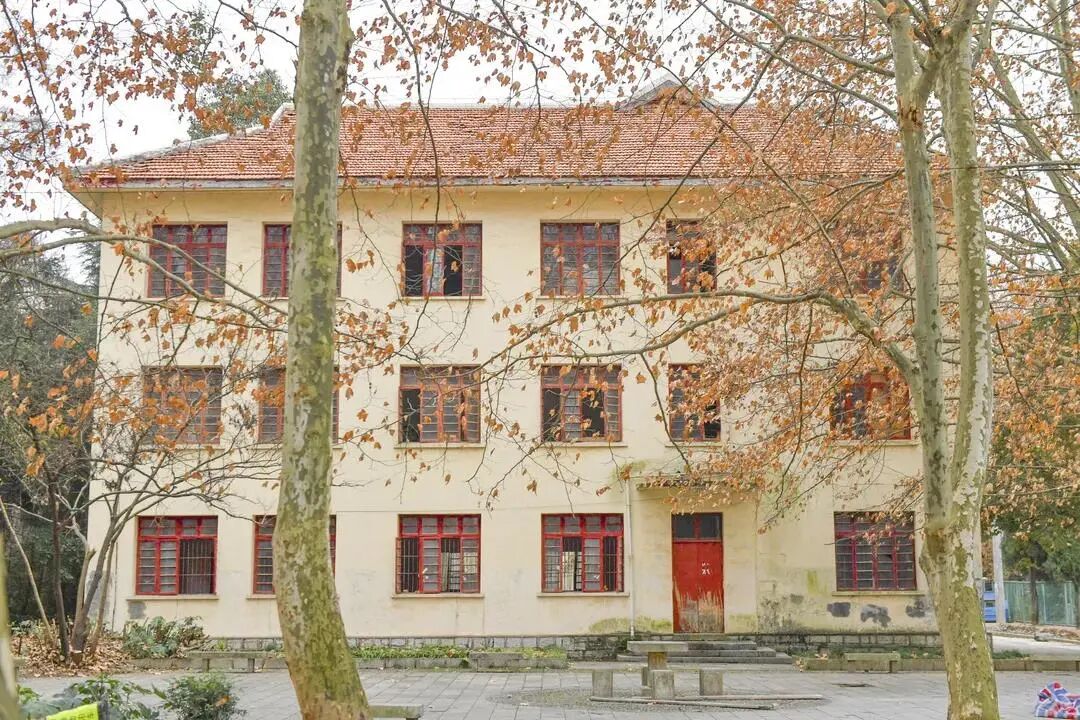 校区内的笃实楼已走过75年时光到贵州大学南校区的校医院从国立贵州大