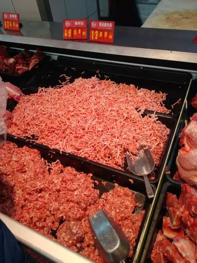 今天去超市看到加工好的普通猪肉馅为9.