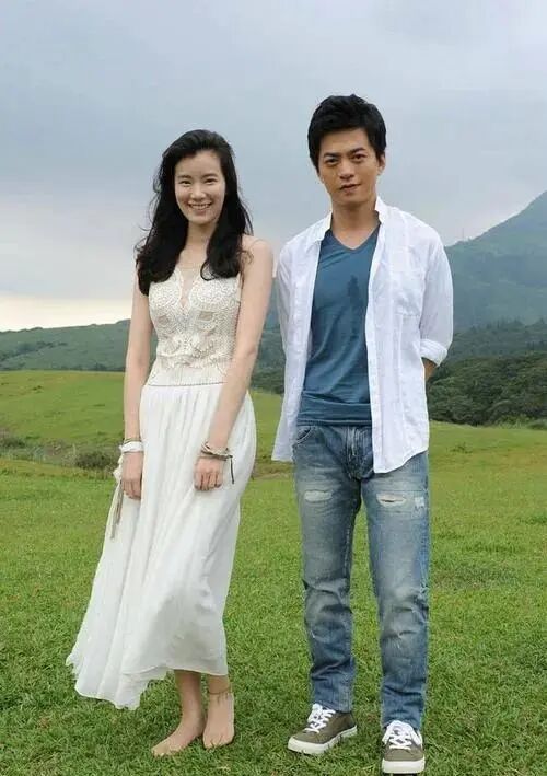 李健妻子近照罕见曝光不生孩子不买房他却说我一生都在度蜜月