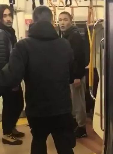 地铁里再现歧视？一旅日华人电车上玩王者荣耀被暴打！完整视频～