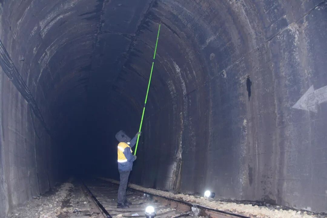 手握冰镐他们为火车开道