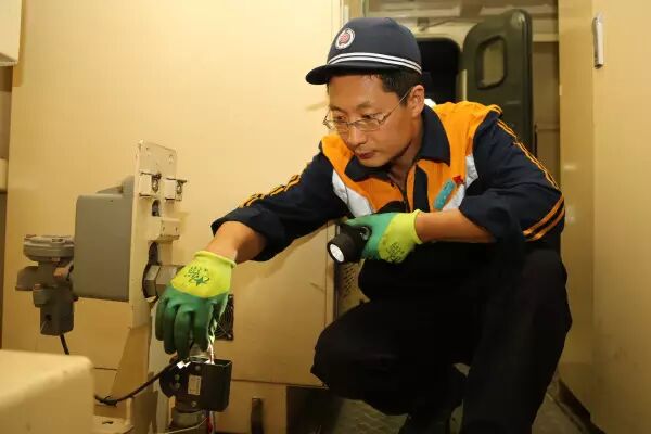 【暑运最美铁路人】兰州铁路局迎水桥机务段王帅:"桑拿房"里的坚守