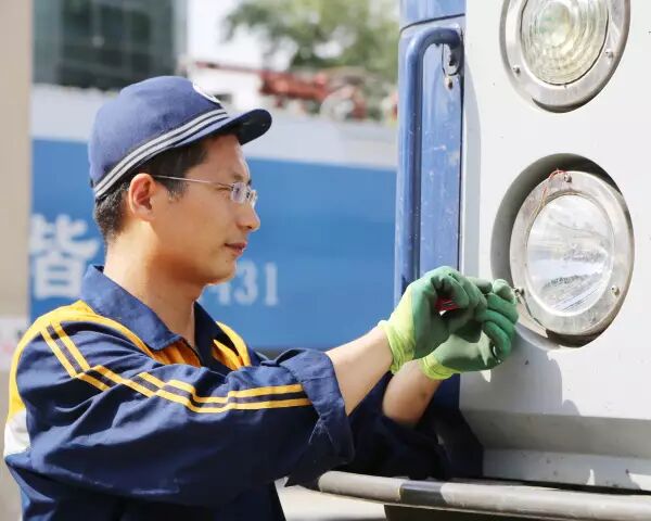 【暑运最美铁路人】兰州铁路局迎水桥机务段王帅:"桑拿房"里的坚守