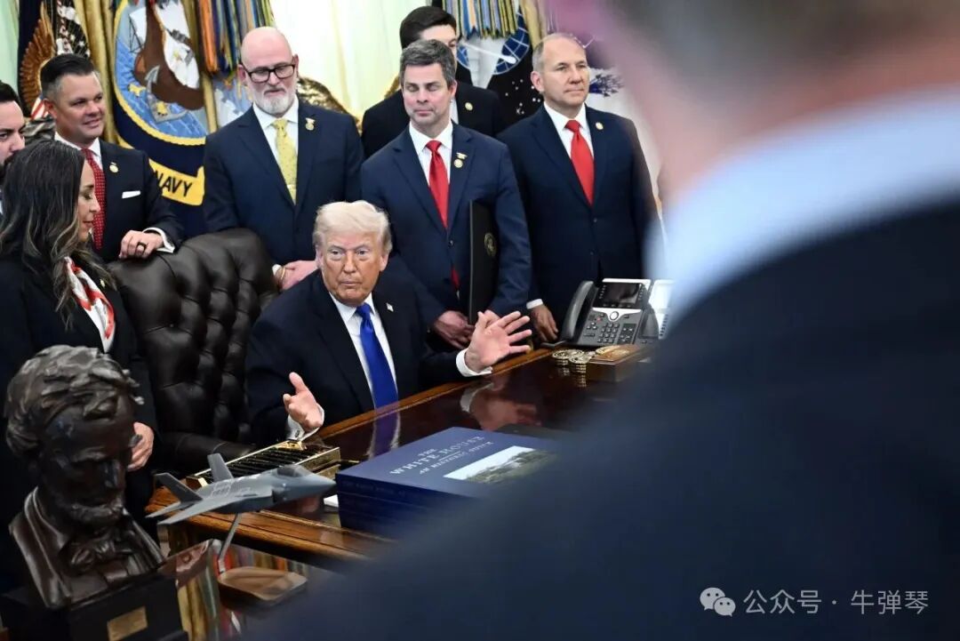 唐纳德·特朗普总统周四在华盛顿特区白宫椭圆形办公室签署多项行政命令后发表讲话。