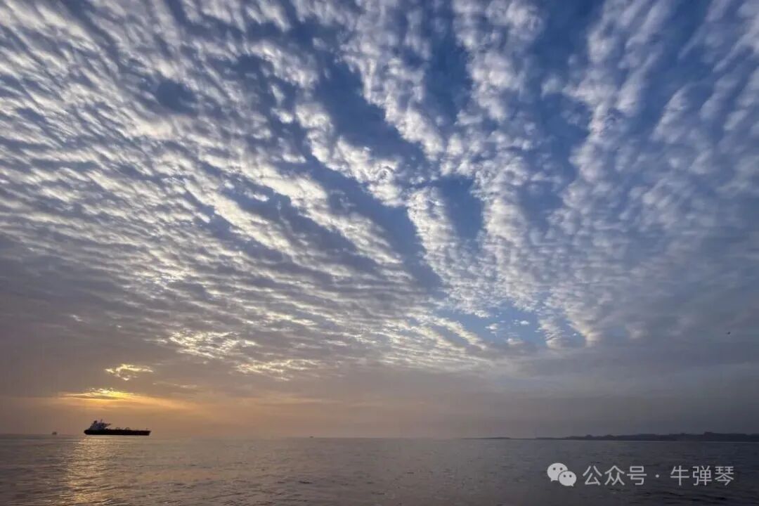 4月18日，太阳在伊朗克什姆岛海岸外的霍尔木兹海峡停泊的一艘油轮后方升起。