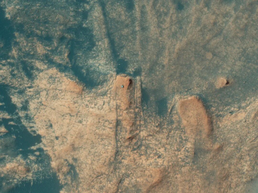 NASA發布高空拍攝的好奇號照片，登陸火星從來不是件容易的事的圖1