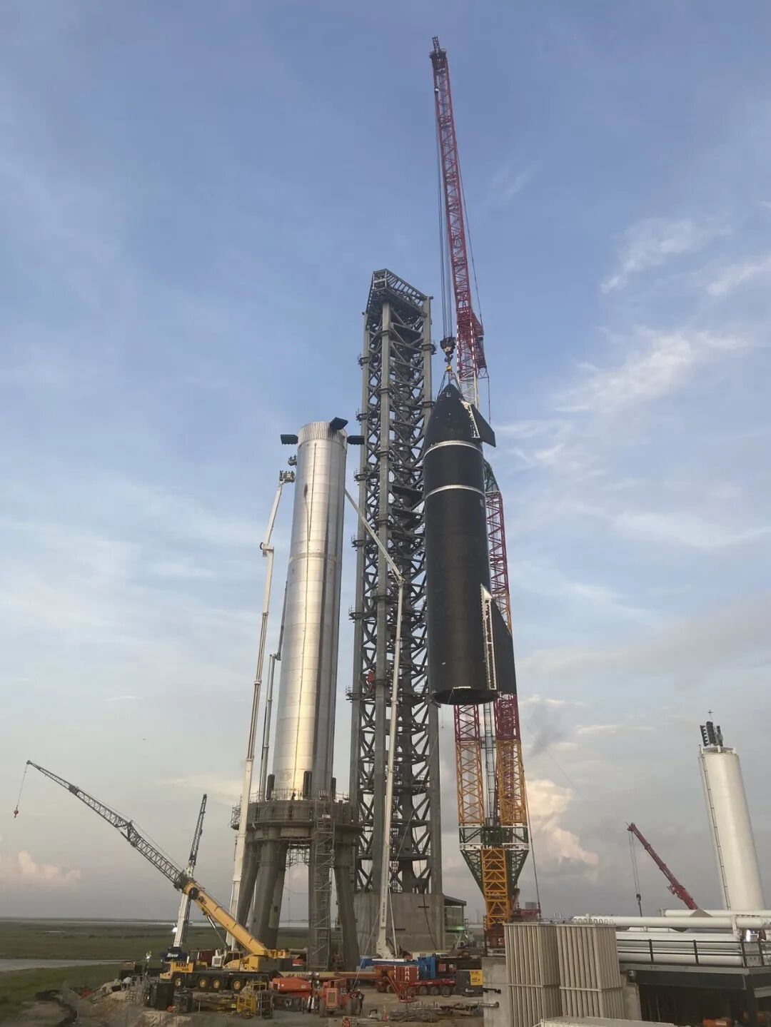 SpaceX展示超重型火箭和星艦飛船完全體的圖2
