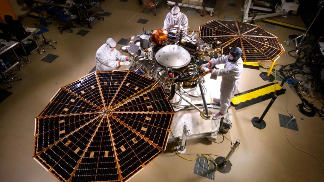 NASA洞察號火星探測器傳回最終自拍，一代傳奇即將落下帷幕的圖3