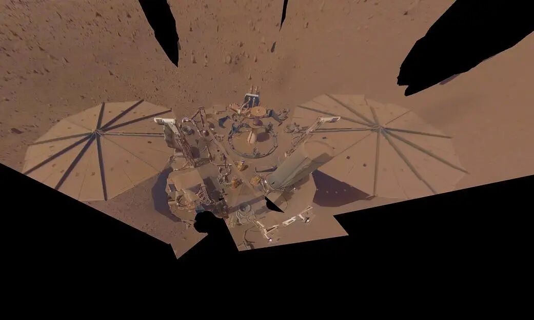 NASA洞察號火星探測器傳回最終自拍，一代傳奇即將落下帷幕的圖1