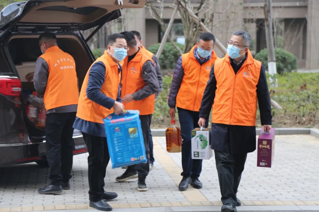 公司总经理陈明晖走访慰问桐乡泰爱斯所在开发区困难家庭