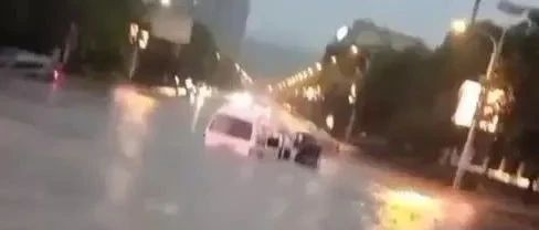 綦江遭暴雨袭击！陆地“开船”、河流暴涨…（附视频）