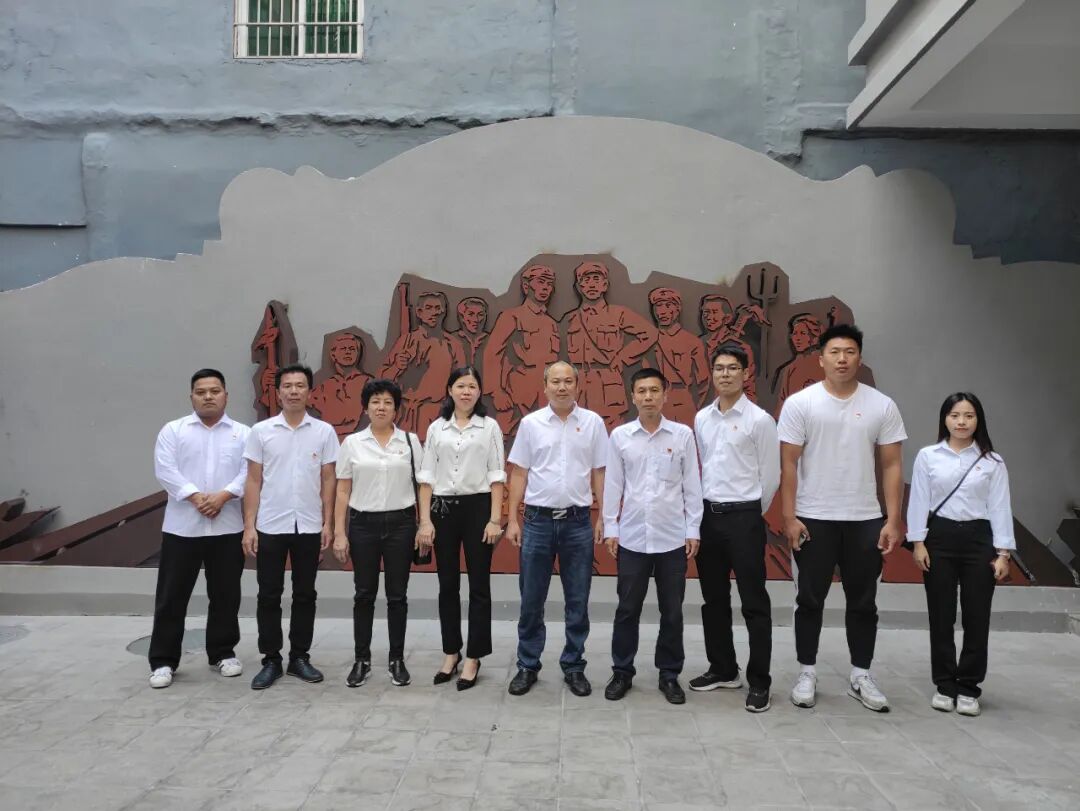 集体聆听和观看了海陆丰革命烈士的先进事迹,在场参观人员都被海陆丰