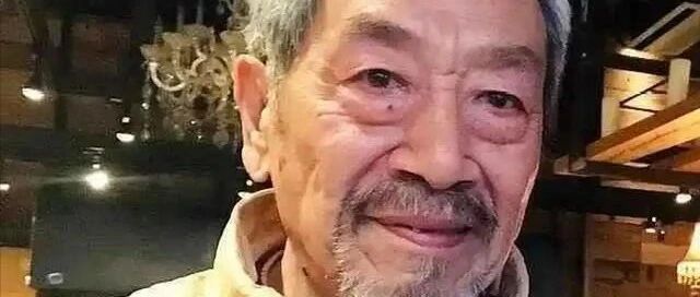 78岁王奎荣现状,一头白发,还要与小37岁娇妻一起,抚养年幼子女