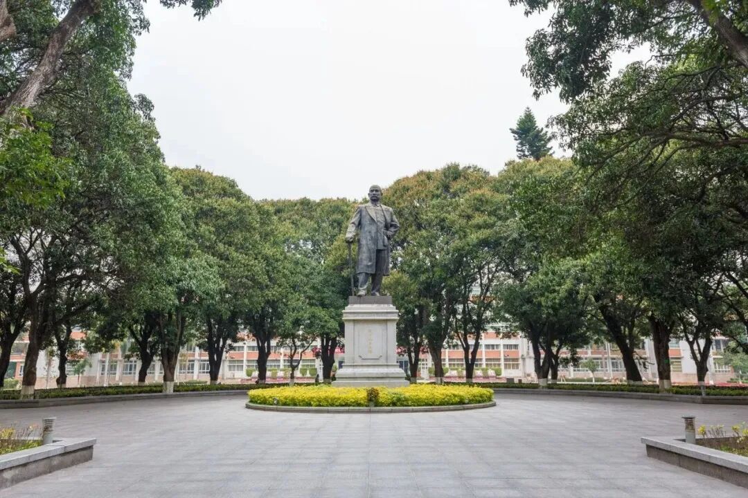 ���޵�һ���㶫10����У������޴�ѧ��̫�����ˣ�