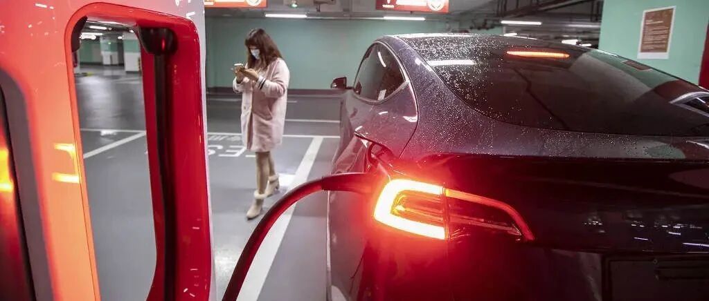 特斯拉新车突然断电怪国网电流过大；网信办部署加强全平台网络传播秩序管理；华为再公布折叠屏新专利｜Do早报